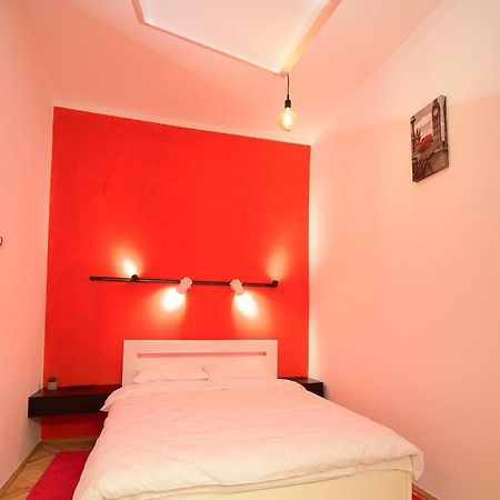 Red And Yellow Apartment Modern Lviv Luaran gambar