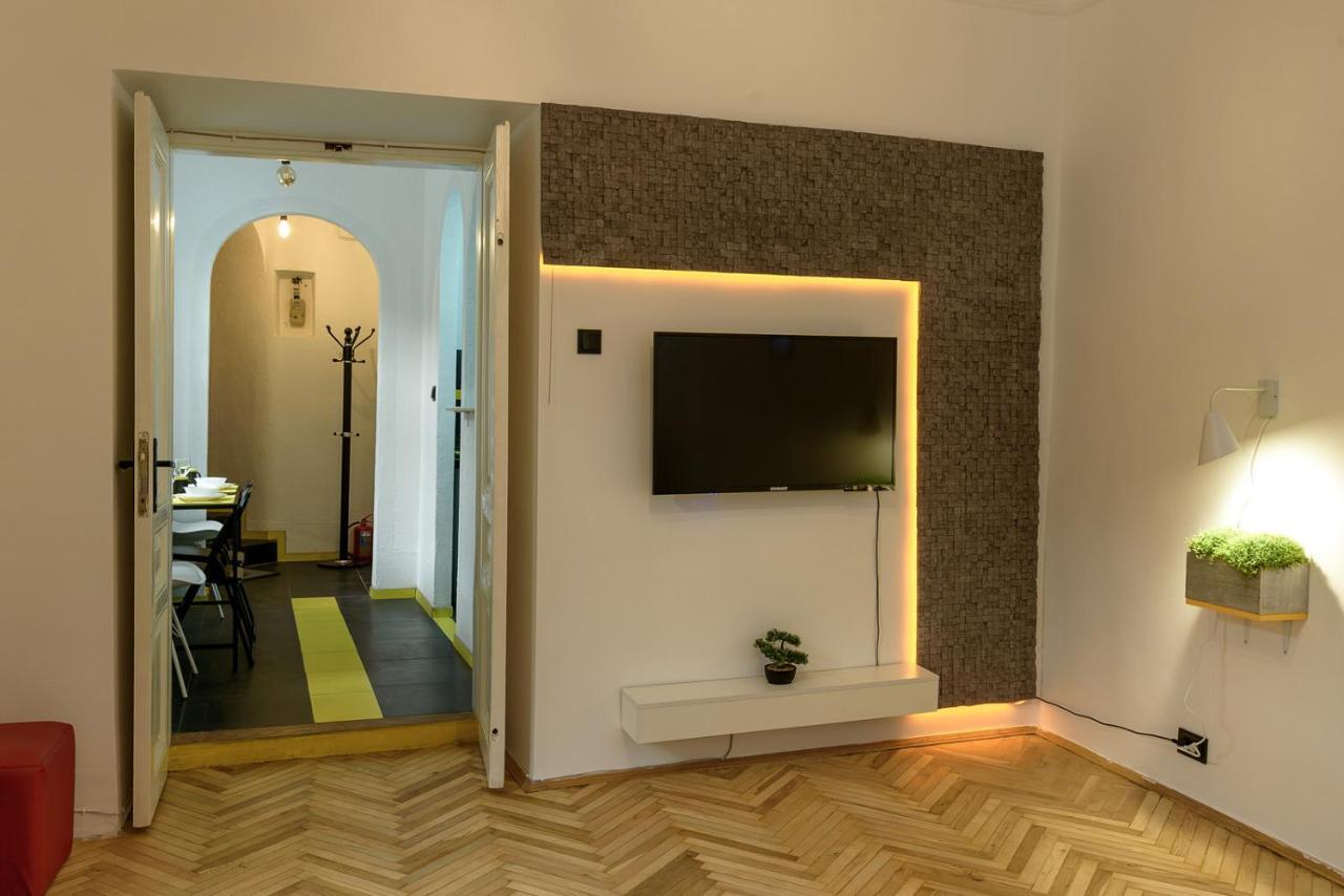 Red And Yellow Apartment Modern Lviv Luaran gambar