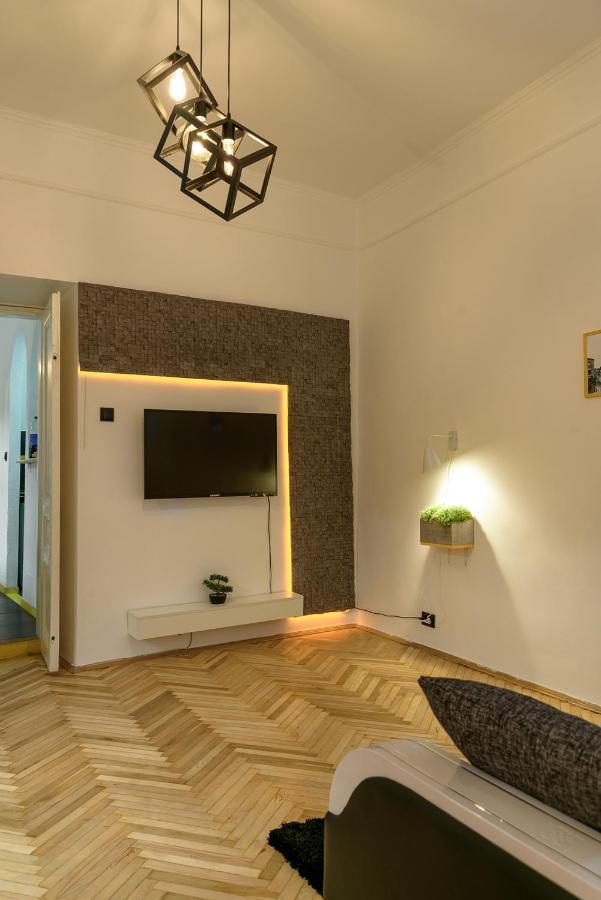 Red And Yellow Apartment Modern Lviv Luaran gambar