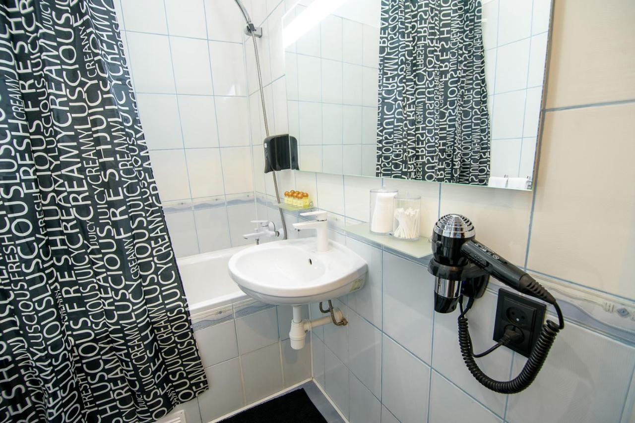 Red And Yellow Apartment Modern Lviv Luaran gambar
