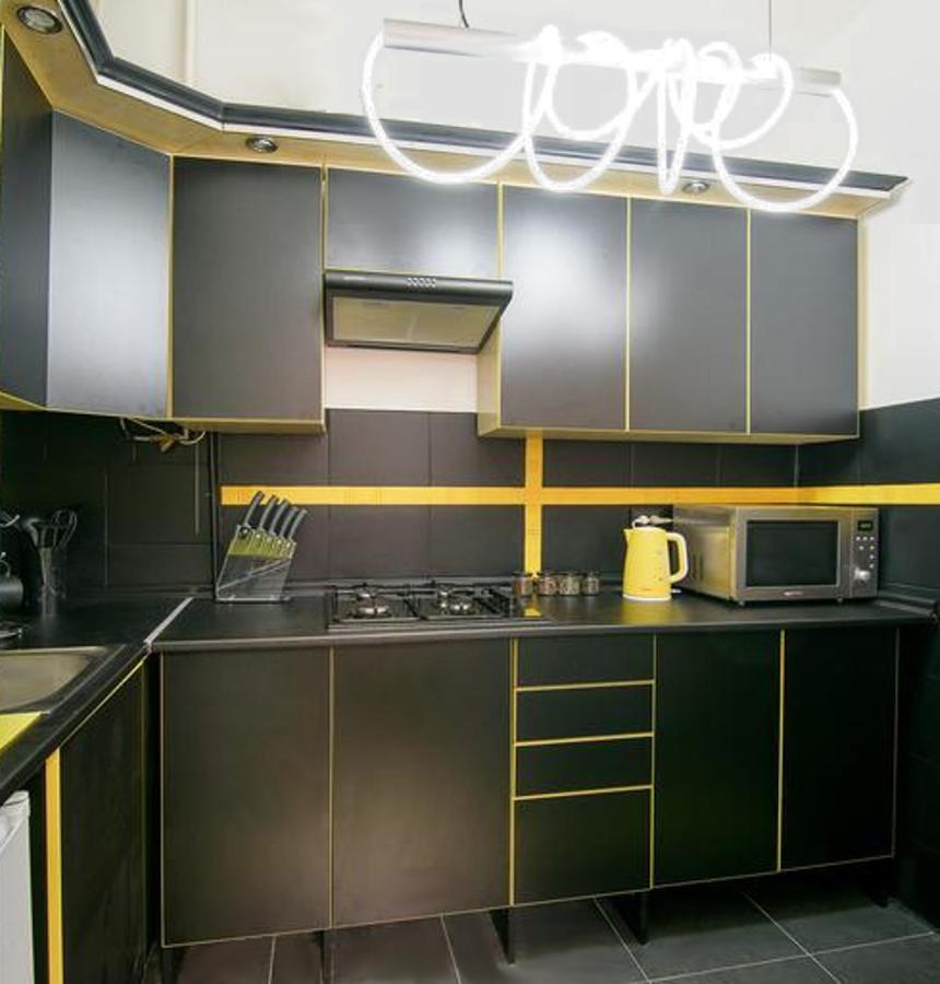 Red And Yellow Apartment Modern Lviv Luaran gambar