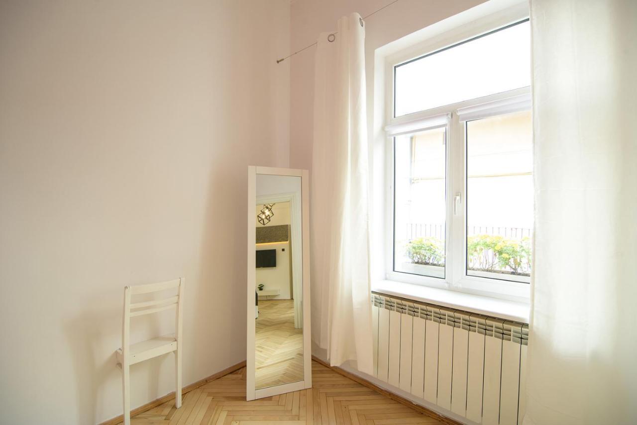 Red And Yellow Apartment Modern Lviv Luaran gambar