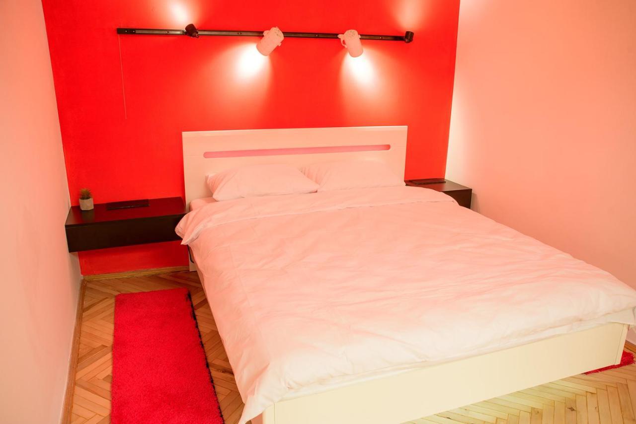 Red And Yellow Apartment Modern Lviv Luaran gambar